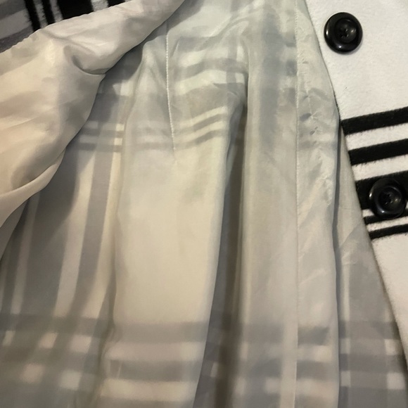 🎉HOST PiCK 🎉🎈Eye catching black and white coat - Picture 5 of 5